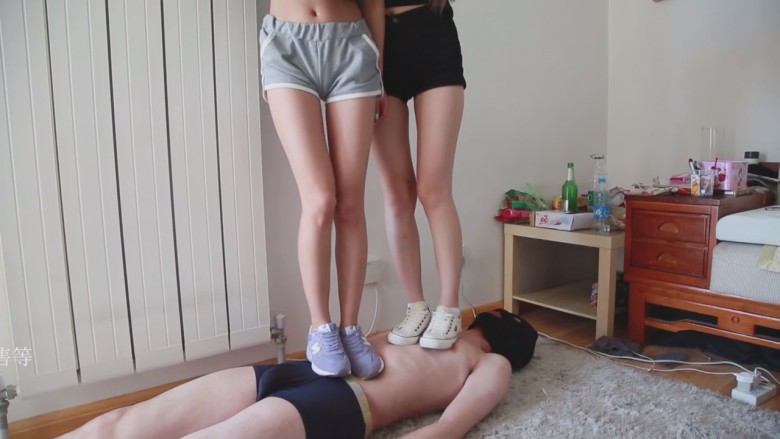 艾丝vivi-运动装白袜运动鞋爆虐毯子，跺踩踹脸部，踢裆