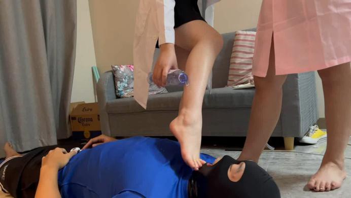 【珂玥】调戏护士反被揍 咸猪手色狼调戏护士小姐姐反被调教成舔脚狗 YC-220804-3