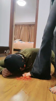 【暴力美学】裸足踩踏小番茄喂食 bf22841