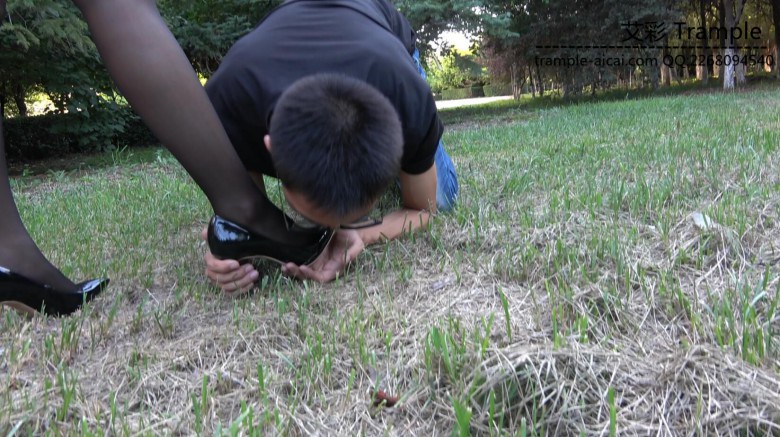 猥琐学生清理小姐姐脏鞋底