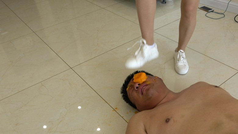 超脏小白鞋，白棉袜暴力羞辱猪头