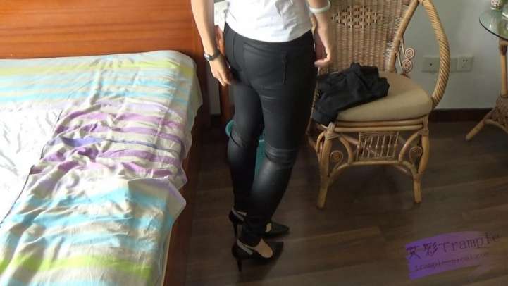 女主紧身裤骑乘搧脸窒息