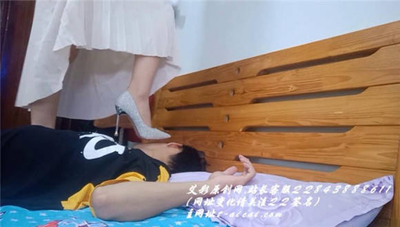 【00后小宛】小宛早期高跟鞋，裸足踩踏