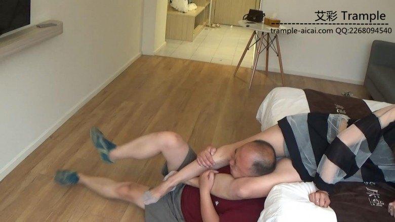 妻子教训偷懒耍滑老公