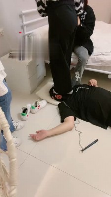 【精神小妹】诺诺带两素人妹妹小白鞋tj bf18084