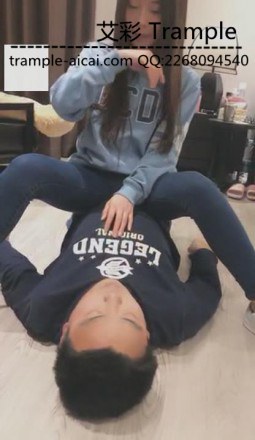 【艾丝女主】VIVI牛仔裤运动鞋调教贱狗