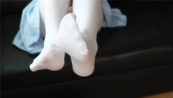 漂亮小妹妹白丝踩蛋糕