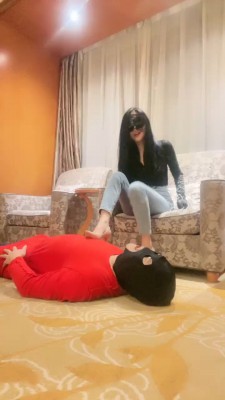 【kiki】御姐高跟裸足踩旺仔 bf22392