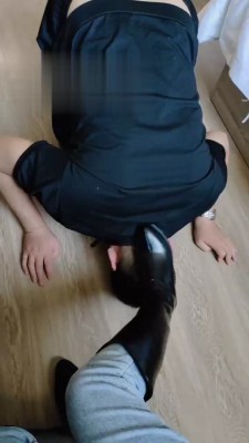 【辣妹S】靴子诱惑踩踏贱狗  JS22100301