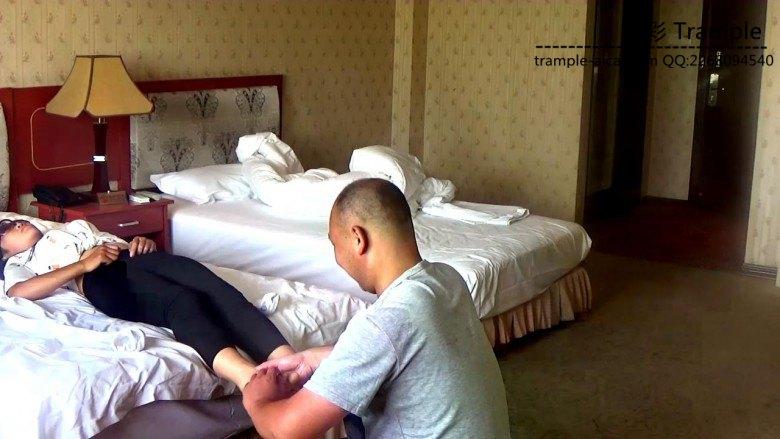 点穴制服女打手