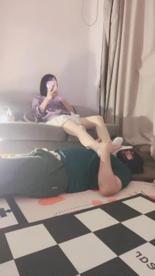 【桃子老师】学生S小白鞋白袜踩踏 bf20005