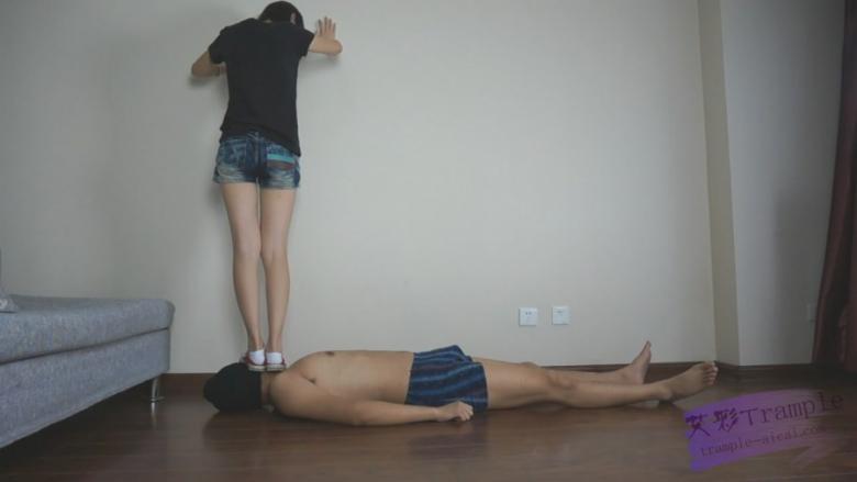 『灵魂女主』-白袜红色帆布鞋爆踩羞辱，沙发跳踩，窒息，口水