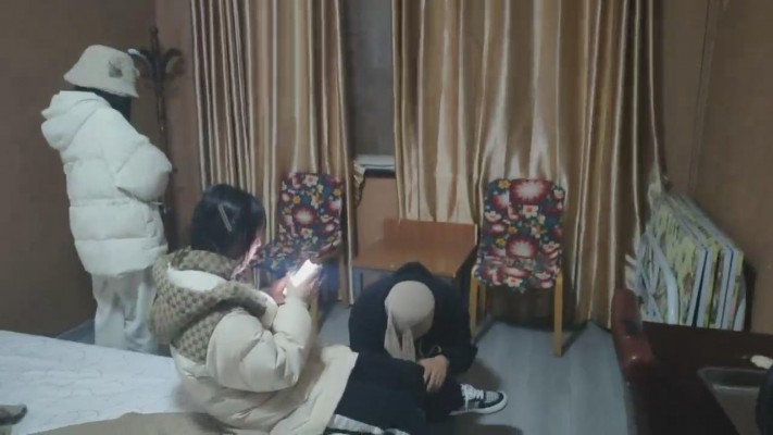 【最抗揍M】被素人精神小妹群调 bf23061