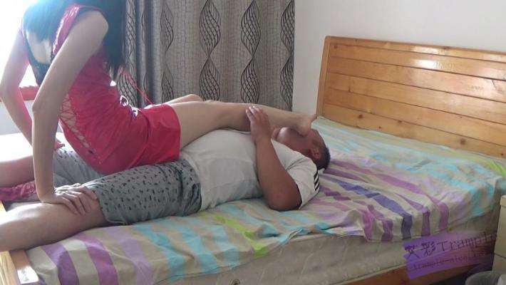 小薇美腿踩踏绞杀关节技坐脸