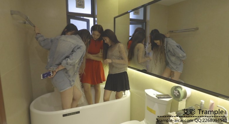 女巨人浴缸踢球