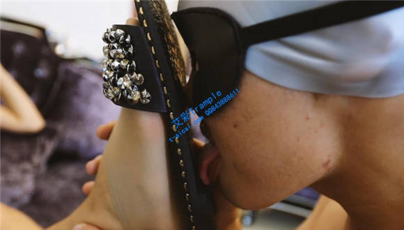 〖H.P.L栖心之栈〗—拜金女调教破产富二代舔脚