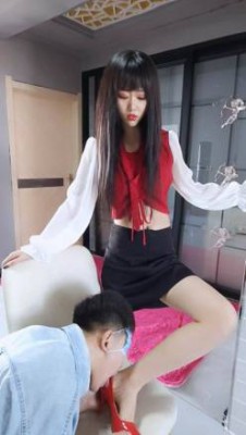 00后浅夏S脏高跟羞辱舔鞋-暴力踢蛋酷刑责罚！