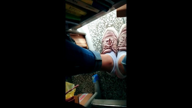 高中女生教室里晾袜子玩鞋 竟然能玩上两节课的时间