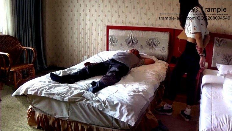 点穴制服女打手