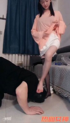 绝美学生s长腿黑丝踩踏脚耳光贱M-18岁学生s黑丝和裸足踩头踹脸脚耳光 YC-220501-6