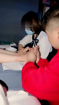 【莫莉】当着技师的面舔脚 bf21448