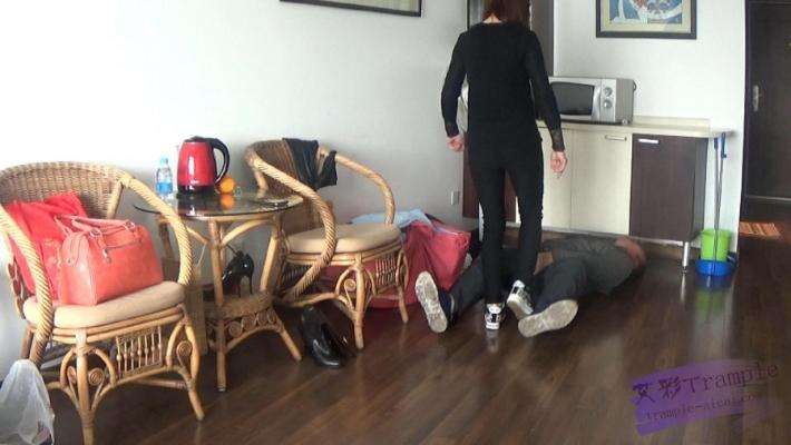 女杀手老大教训废物马仔