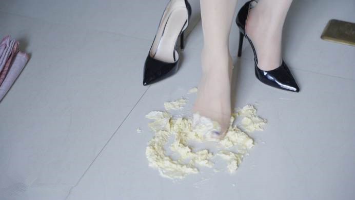 【贝琳S】肉丝脚下饥渴的狗狗