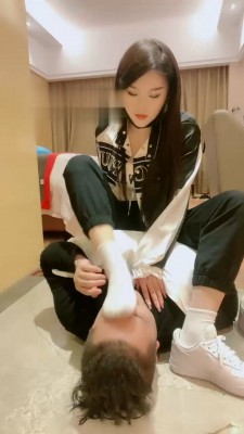 【雪琪琪】精神小妹白鞋舔/吃袜子/吃口水 bf21573