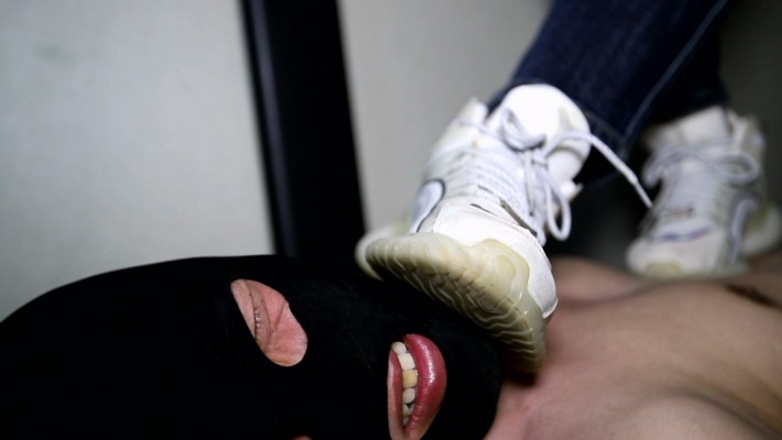 【橘子喵】强迫贱狗舔运动后的白袜舔鞋底