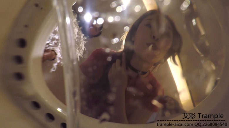 女巨人浴缸踢球