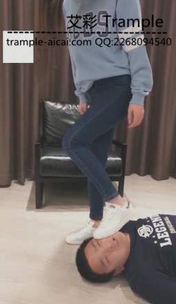 【艾丝女主】VIVI牛仔裤运动鞋调教贱狗