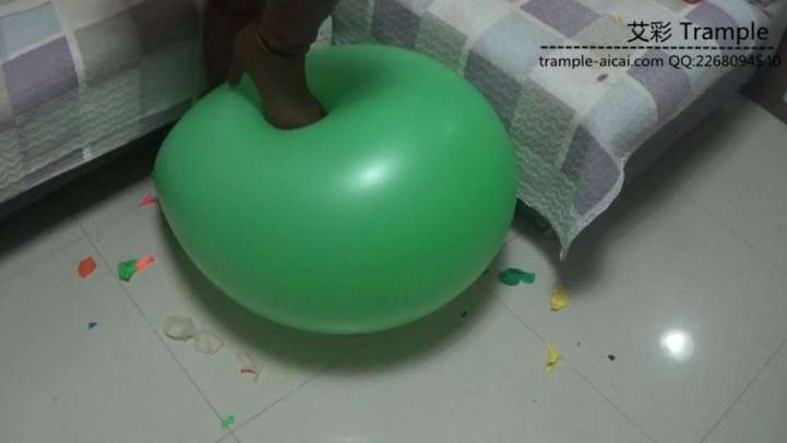 黑丝高跟靴子踩气球