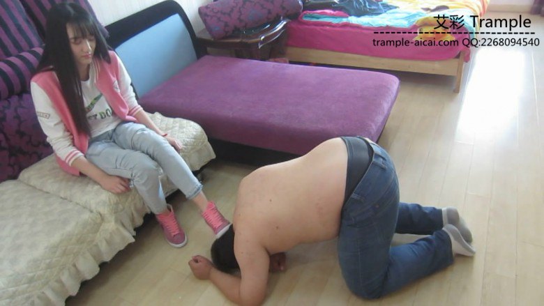180女主逆天大长腿重度踩踢调教胖M，力度超大