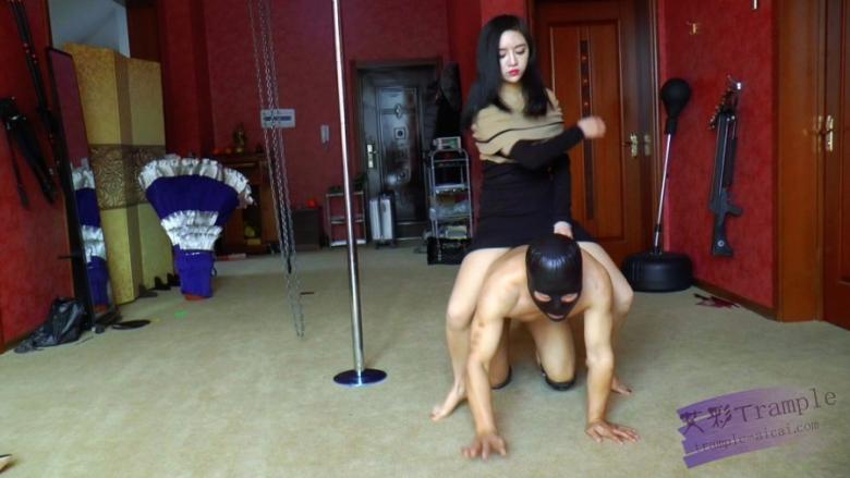 【冰时代精品】松岛女神强制耳光踩喉 黑冰跳踩脸虐奴