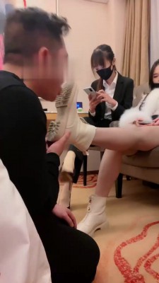 【雪琪琪】带闺蜜入圈强迫狗舔脏鞋【双视角版】 bf21451