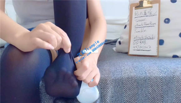 可爱小萝莉秀黑丝玉足2