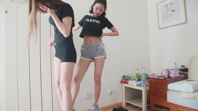 艾丝vivi-运动装白袜运动鞋爆虐毯子，跺踩踹脸部，踢裆