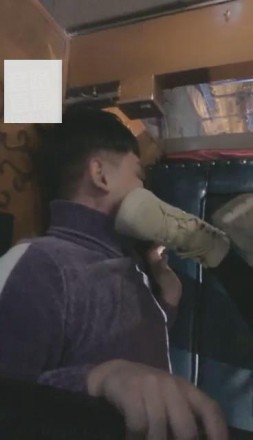 【VIVI】酒吧臭棉袜跺死贱狗