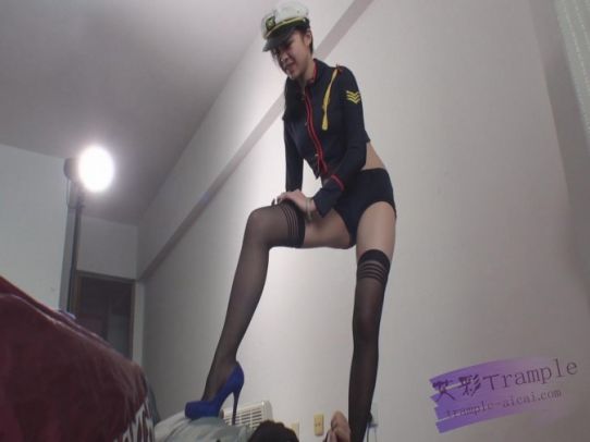 长腿女杀手虐杀黑道三兄弟（上）–脚踩脖子吐血