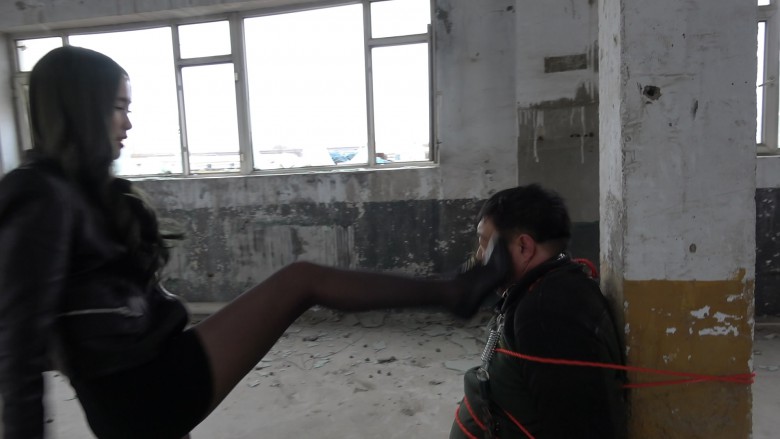 废弃工厂暴打羞辱欠债肥狗