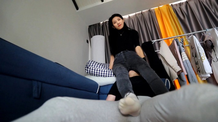 【惑心】牛仔裤坐脸臭白袜窒息_HD绳艺资源