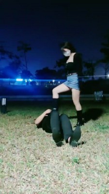 【雪琪琪】户外美女虐打醉汉 bf19948