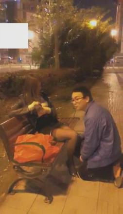 VIVI圣诞节马路边花式圣水超刺激