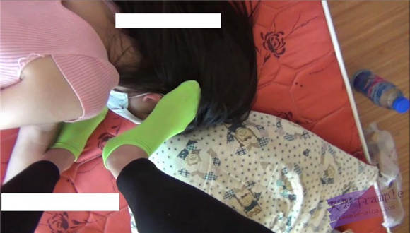 甜儿公主绿棉袜虐踩LULU肚子和脸蛋 G-NV-108