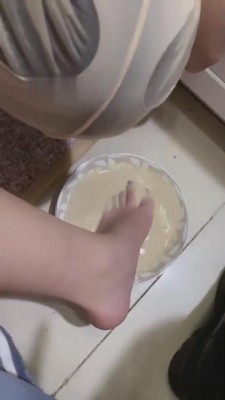 【鬼鬼】强行开发素人小哥喝洗脚奶 bf11868