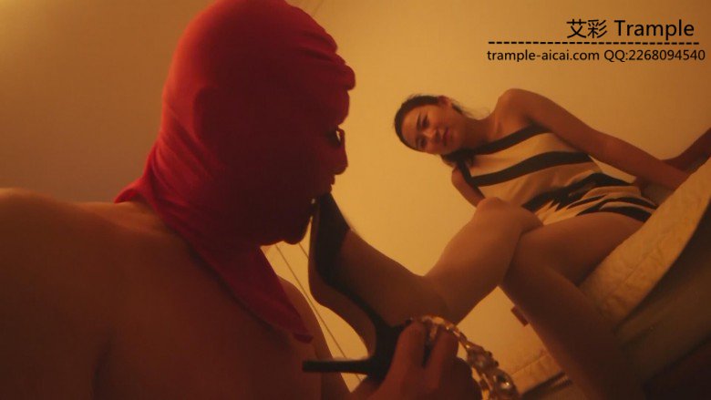 艾丝女王—-性感高跟鞋踩踏贱狗