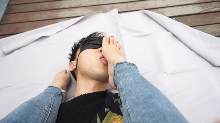 【黑丝诱惑】姣姣室外公园首次被舔脚 YC-221123