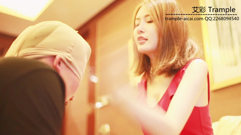 芙桑女王高跟踩踏，黑丝口水羞辱男友。