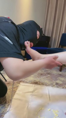 【鑫儿教头】踩踏喂食/圣水/圈养奴 bf12134