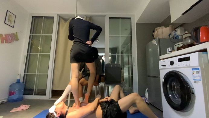 精神小妹超短裙暴虐-真实校园小太妹的疯狂踩踏踢裆吃袜子羞辱 YC-220505-9